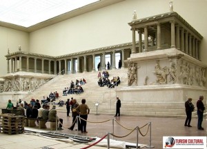 Berlin Pergamon museum altarul lui Zeus (reconstituire)