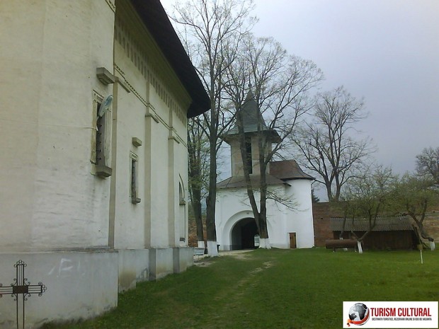 Manastirea Mera biserica si turnul clopotnita (interior)
