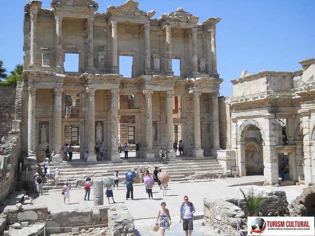 Turcia Efes biblioteca lui Celsus (privire de ansamblu)
