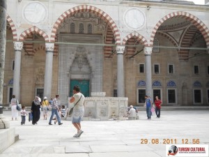 Turcia Edirne Moscheea Selimiye curtea interioara fantana