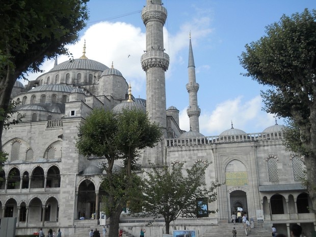 Turism Cultural - Turcia Istanbul Moscheea Albastra curtea exterioara