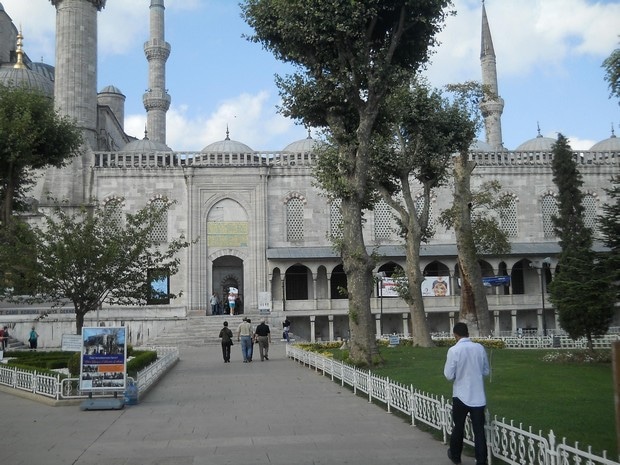 Turism Cultural - Turcia Istanbul Moscheea Albastra intrare laterala