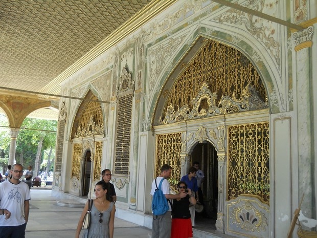 Turism Cultural - Turcia Istanbul Palatul Topkapi intrare sala consiliului