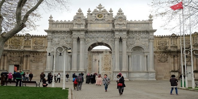 Turism Cultural - Istanbul Palatul Dolmabahce intrarea